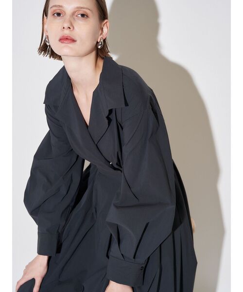 ELENDEEK（エレンディーク）の「オープンカラーフィット＆フレアワンピース（ワンピース・レディース・ブルー/カーキ/ネイビー・02/01）」の19枚目の写真