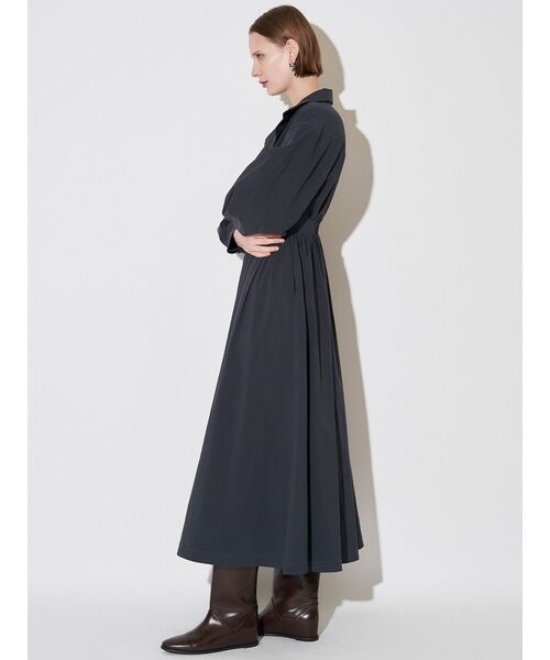 ELENDEEK（エレンディーク）の「オープンカラーフィット＆フレアワンピース（ワンピース・レディース・ブルー/カーキ/ネイビー・02/01）」の21枚目の写真