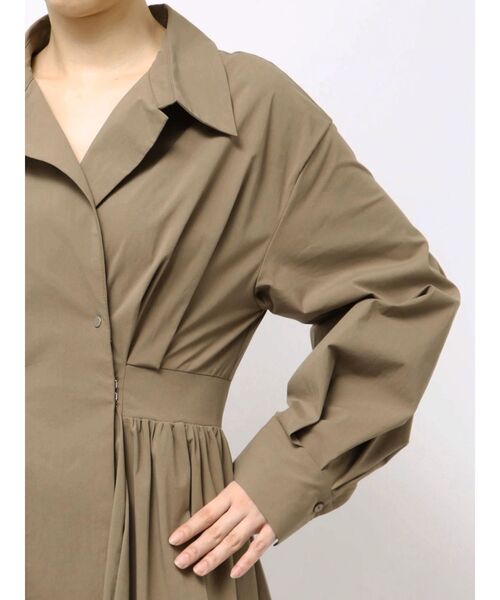 オープンカラーフィット＆フレアワンピース（ワンピース）｜ELENDEEK