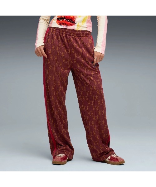 PUMA（プーマ）の「PUMA PUMA x KIDSUPER T7 PANTS（プーマ プーマ x キッドスーパー T7 パンツ）（スウェットパンツ・メンズ・グレー系/レッド系・MEDIUM/LARGE/X-LARGE）」の2枚目の写真