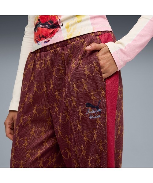 PUMA（プーマ）の「PUMA PUMA x KIDSUPER T7 PANTS（プーマ プーマ x キッドスーパー T7 パンツ）（スウェットパンツ・メンズ・グレー系/レッド系・MEDIUM/LARGE/X-LARGE）」の6枚目の写真