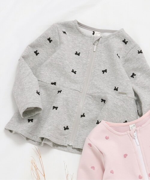 apres les cours（アプレレクール）の「【ジュニア対応】ハート・リボン刺繍ペプラムジャケット（カーディガン/ボレロ・キッズ・グレー/ピンク・90/100/110/120/130/140/80）」の2枚目の写真