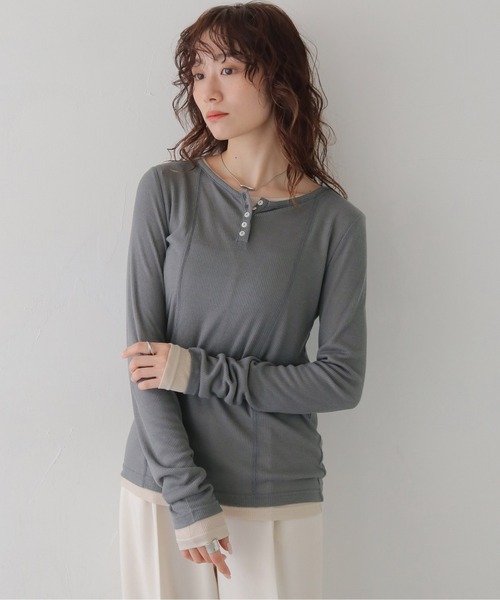 CLEIO（クレイオ）の「【CLEIO】２ピースヘンリーネックセミシアートップス 2-PIECE HENLEY NECK SEMI-SHEER TOP/980-14615（Tシャツ/カットソー・レディース・チャコール/ブラウン・FREE）」の2枚目の写真