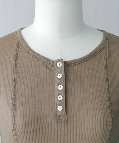 CLEIO（クレイオ）の「【CLEIO】２ピースヘンリーネックセミシアートップス 2-PIECE HENLEY NECK SEMI-SHEER TOP/980-14615（Tシャツ/カットソー・レディース・チャコール/ブラウン・FREE）」の3枚目の写真