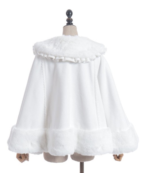 Chalmiere ケープ　コート　ホワイト Chalmiere（シャルミエール）の「ドーリーケープ（ピーコート）」 - WEAR
