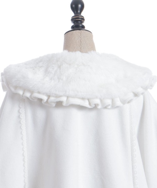 Chalmiere ケープ　コート　ホワイト Chalmiere（シャルミエール）の「ドーリーケープ（ピーコート）」 - WEAR