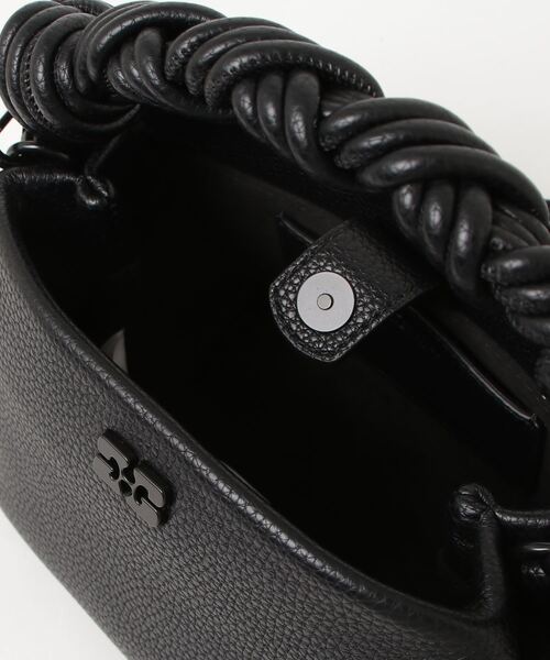 GANNI（ガニー）の「GANNI Ganni Bou Bag Mini Grained ガニー ボウバッグ ミニ ハンドバッグ（ハンドバッグ・レディース・ブラック・FREE）」の15枚目の写真