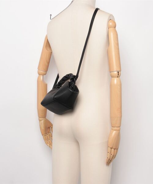 GANNI（ガニー）の「GANNI Ganni Bou Bag Mini Grained ガニー ボウバッグ ミニ ハンドバッグ（ハンドバッグ・レディース・ブラック・FREE）」の16枚目の写真