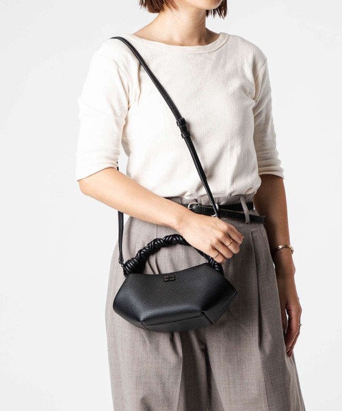 GANNI（ガニー）の「GANNI Ganni Bou Bag Mini Grained ガニー ボウバッグ ミニ ハンドバッグ（ハンドバッグ・レディース・ブラック・FREE）」の2枚目の写真