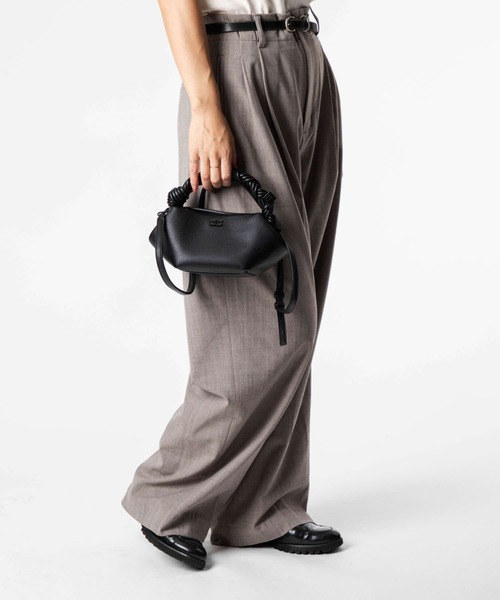GANNI（ガニー）の「GANNI Ganni Bou Bag Mini Grained ガニー ボウバッグ ミニ ハンドバッグ（ハンドバッグ・レディース・ブラック・FREE）」の3枚目の写真