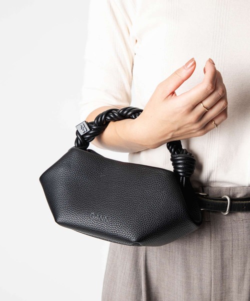 GANNI（ガニー）の「GANNI Ganni Bou Bag Mini Grained ガニー ボウバッグ ミニ ハンドバッグ（ハンドバッグ・レディース・ブラック・FREE）」の4枚目の写真