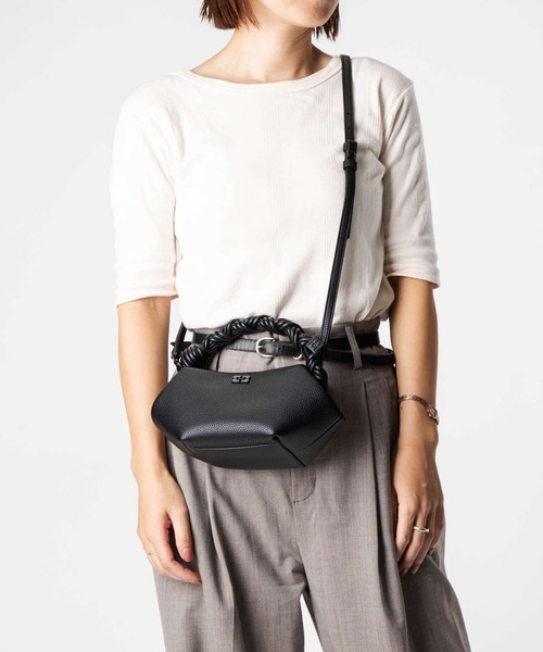 GANNI（ガニー）の「GANNI Ganni Bou Bag Mini Grained ガニー ボウバッグ ミニ ハンドバッグ（ハンドバッグ・レディース・ブラック・FREE）」の5枚目の写真