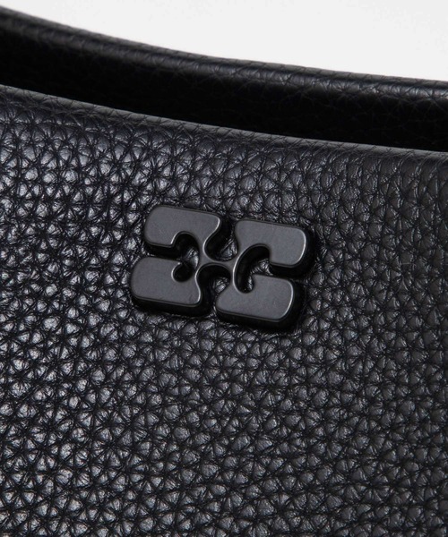GANNI（ガニー）の「GANNI Ganni Bou Bag Mini Grained ガニー ボウバッグ ミニ ハンドバッグ（ハンドバッグ・レディース・ブラック・FREE）」の9枚目の写真