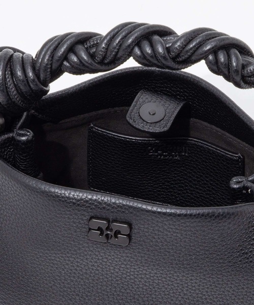 GANNI（ガニー）の「GANNI Ganni Bou Bag Mini Grained ガニー ボウバッグ ミニ ハンドバッグ（ハンドバッグ・レディース・ブラック・FREE）」の12枚目の写真