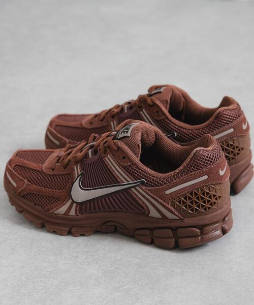 NIKE(ナイキ)の「NIKE ズームボメロ 5 GLD(スニーカー・レディース・ブラウン系その他/ピンク系その他・25/23.5/24.5/24)」の4枚目の写真