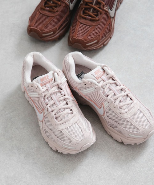 NIKE（ナイキ）の「NIKE　ズームボメロ 5 GLD（スニーカー・レディース・ブラウン系その他/ピンク系その他・25/23.5/24.5/24）」の2枚目の写真