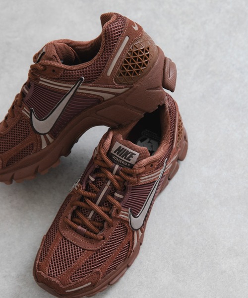 NIKE（ナイキ）の「NIKE　ズームボメロ 5 GLD（スニーカー・レディース・ブラウン系その他/ピンク系その他・25/23.5/24.5/24）」の3枚目の写真