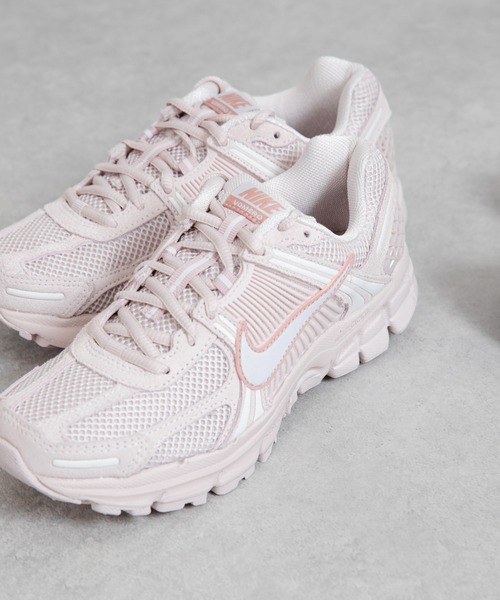 NIKE（ナイキ）の「NIKE　ズームボメロ 5 GLD（スニーカー・レディース・ブラウン系その他/ピンク系その他・25/23.5/24.5/24）」の7枚目の写真