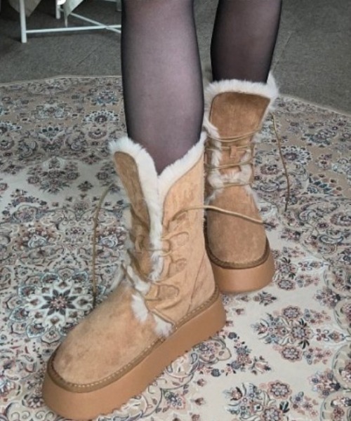 Vipoa（ヴィポア）の「Lace up camel boa boots（ブーツ・レディース・ベージュ・LARGE/MEDIUM/SMALL）」の3枚目の写真