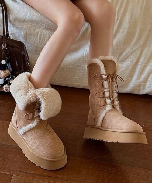 Vipoa（ヴィポア）の「Lace up camel boa boots（ブーツ・レディース・ベージュ・LARGE/MEDIUM/SMALL）」の2枚目の写真