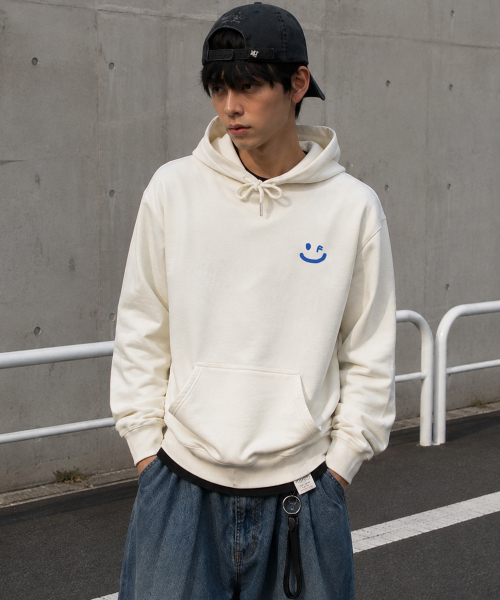 GRAVER（グレーバー）の「[UNISEX]スモールドローイングスマイルホワイトクリップフードティー_クリーム（パーカー・レディース・アイボリー・SMALL/MEDIUM/LARGE/X-LARGE）」の2枚目の写真