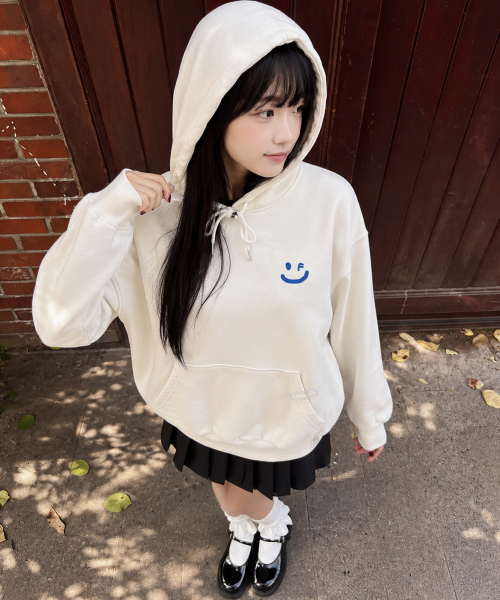 GRAVER（グレーバー）の「[UNISEX]スモールドローイングスマイルホワイトクリップフードティー_クリーム（パーカー・レディース・アイボリー・SMALL/MEDIUM/LARGE/X-LARGE）」の4枚目の写真