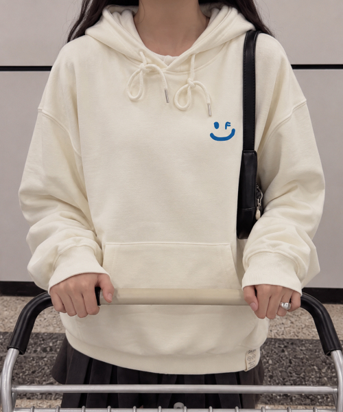 GRAVER（グレーバー）の「[UNISEX]スモールドローイングスマイルホワイトクリップフードティー_クリーム（パーカー・レディース・アイボリー・SMALL/MEDIUM/LARGE/X-LARGE）」の6枚目の写真