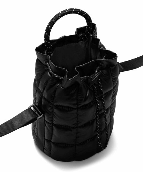 NIKE（ナイキ）の「ナイキ スポーツウェア パフル タイニートート (3L) / Nike Sportswear Puffle Tiny Tote (3L) HQ6709-010 Black（トートバッグ・メンズ・ブラック・ONE SIZE）」の5枚目の写真