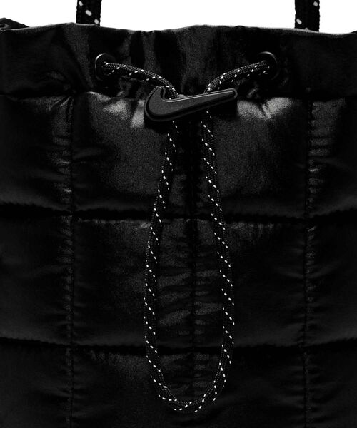 NIKE（ナイキ）の「ナイキ スポーツウェア パフル タイニートート (3L) / Nike Sportswear Puffle Tiny Tote (3L) HQ6709-010 Black（トートバッグ・メンズ・ブラック・ONE SIZE）」の4枚目の写真