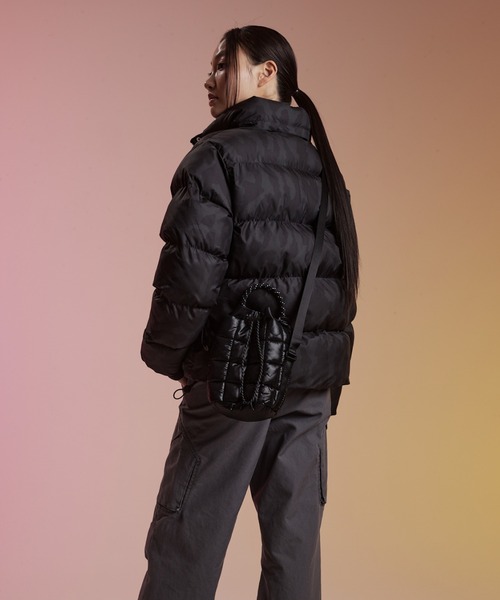 NIKE（ナイキ）の「ナイキ スポーツウェア パフル タイニートート (3L) / Nike Sportswear Puffle Tiny Tote (3L) HQ6709-010 Black（ショルダーバッグ・メンズ・ブラック・ONE SIZE）」の10枚目の写真