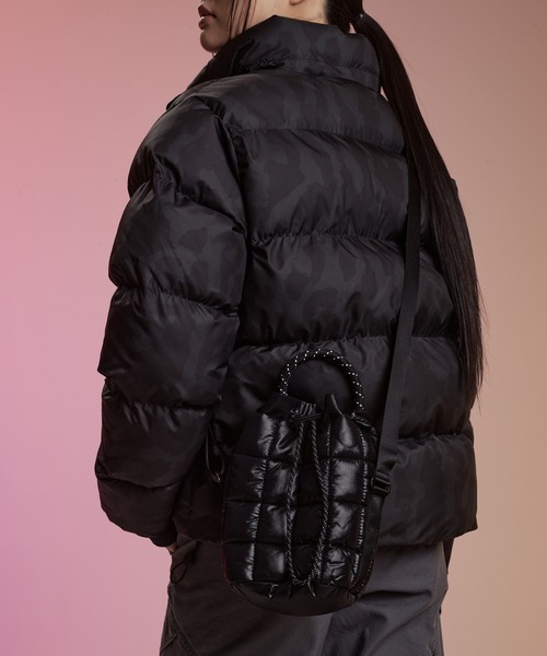 NIKE（ナイキ）の「ナイキ スポーツウェア パフル タイニートート (3L) / Nike Sportswear Puffle Tiny Tote (3L) HQ6709-010 Black（ショルダーバッグ・メンズ・ブラック・ONE SIZE）」の9枚目の写真
