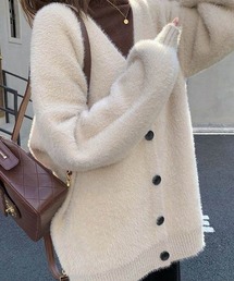 暖かくて女性らしい印象のシャギーニットVネックカーディガン