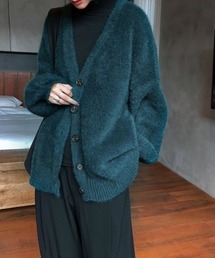 暖かくて女性らしい印象のシャギーニットVネックカーディガン