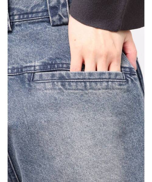 MURUA（ムルーア）の「パッチポケットバレルレッグデニム（デニムパンツ・レディース・ブルー・1/2）」の11枚目の写真