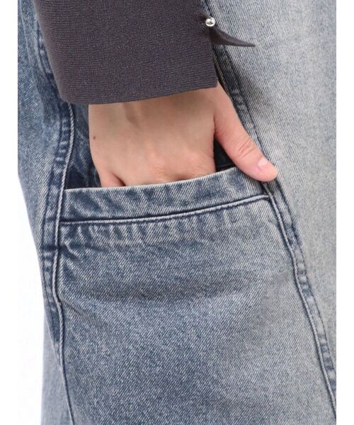 MURUA（ムルーア）の「パッチポケットバレルレッグデニム（デニムパンツ・レディース・ブルー・1/2）」の13枚目の写真