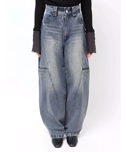 MURUA（ムルーア）の「パッチポケットバレルレッグデニム（デニムパンツ・レディース・ブルー・1/2）」の16枚目の写真