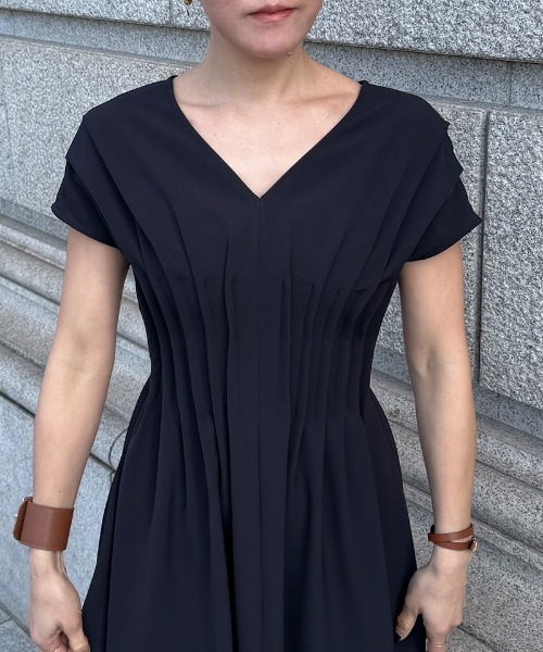 JENNE(ジェンヌ)の「タック立体ドレスワンピ(防シワ・接触冷感・eco素材)(ワンピース・レディース・ブラック/グリーン/ネイビー・MEDIUM/SMALL/X-LARGE/LARGE)」の17枚目の写真