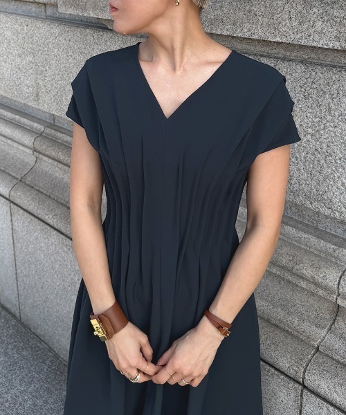 JENNE(ジェンヌ)の「タック立体ドレスワンピ(防シワ・接触冷感・eco素材)(ワンピース・レディース・ブラック/グリーン/ネイビー・MEDIUM/SMALL/X-LARGE/LARGE)」の5枚目の写真