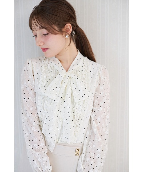 tocco closet(トッコ クローゼット)の「ボウタイリボン付きプチフリル装飾フラワーエンブロイダリー×ドットブラウス(シャツ/ブラウス・レディース・ライトブルー/オフホワイト・M)」の2枚目の写真