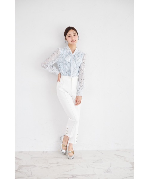 tocco closet(トッコ クローゼット)の「ボウタイリボン付きプチフリル装飾フラワーエンブロイダリー×ドットブラウス(シャツ/ブラウス・レディース・ライトブルー/オフホワイト・M)」の10枚目の写真