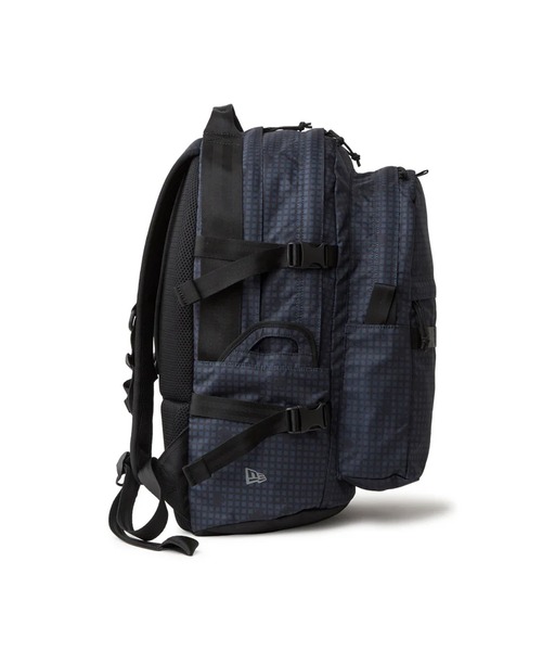 NEW ERA（ニューエラ）の「NEW ERA/ニューエラ バックパック キャリアパック 35L ブラックナイトカモ 14750923（バックパック/リュック・メンズ・ブラック・FREE）」の4枚目の写真
