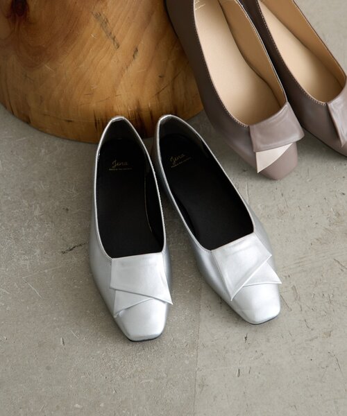 Jena espace merveilleux（ジェナ　エスパスメルヴェイユ）の「フラットリボンパンプス（その他シューズ・レディース・グレー/シルバー・MEDIUM/LARGE）」の2枚目の写真
