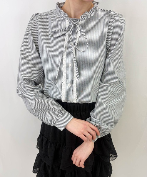 frunco(フランコ)の「【ZOZOTOWN限定】ストライプフリルレースブラウス(シャツ/ブラウス・レディース・ブラック/ブルー・FREE)」の2枚目の写真