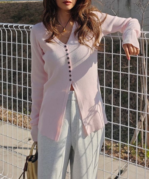 esutoreja(エストレジャ)の「センタースリットVネックカーディガン(カーディガン/ボレロ・レディース・ピンク/ブラック/アイボリー・FREE)」の1枚目の写真