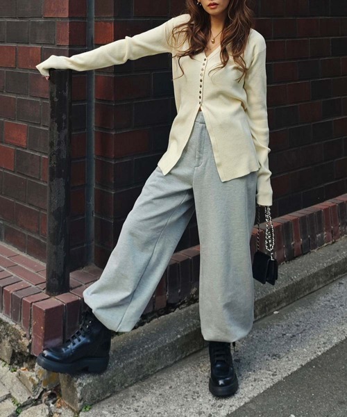 esutoreja(エストレジャ)の「センタースリットVネックカーディガン(カーディガン/ボレロ・レディース・ピンク/ブラック/アイボリー・FREE)」の4枚目の写真