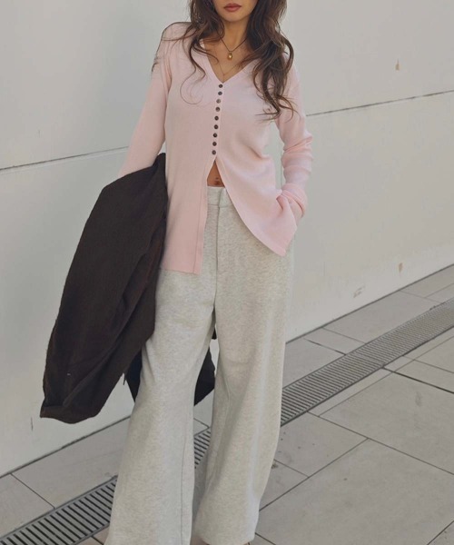 esutoreja(エストレジャ)の「センタースリットVネックカーディガン(カーディガン/ボレロ・レディース・ピンク/ブラック/アイボリー・FREE)」の11枚目の写真