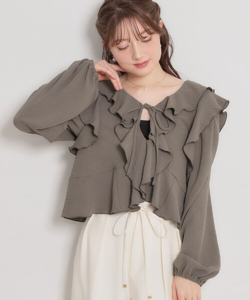 couture brooch（クチュールブローチ）の「ラッフルショートブラウス（シャツ/ブラウス・レディース・カーキ/ブラック/オフホワイト・38/40）」の3枚目の写真