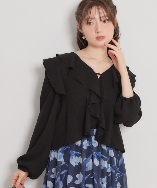 couture brooch（クチュールブローチ）の「ラッフルショートブラウス（シャツ/ブラウス・レディース・カーキ/ブラック/オフホワイト・38/40）」の2枚目の写真