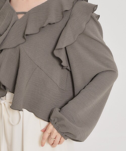 couture brooch（クチュールブローチ）の「ラッフルショートブラウス（シャツ/ブラウス・レディース・カーキ/ブラック/オフホワイト・38/40）」の5枚目の写真