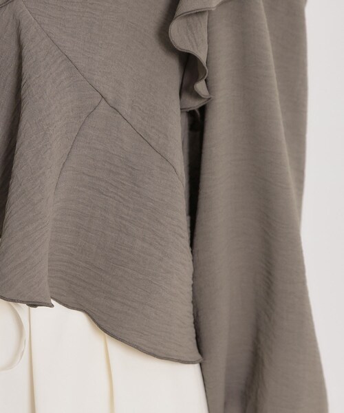 couture brooch（クチュールブローチ）の「ラッフルショートブラウス（シャツ/ブラウス・レディース・カーキ/ブラック/オフホワイト・38/40）」の6枚目の写真